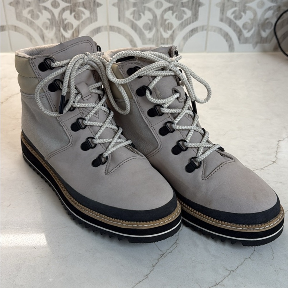 Tom’s Lace-Up Boots, Cream/black, size 7